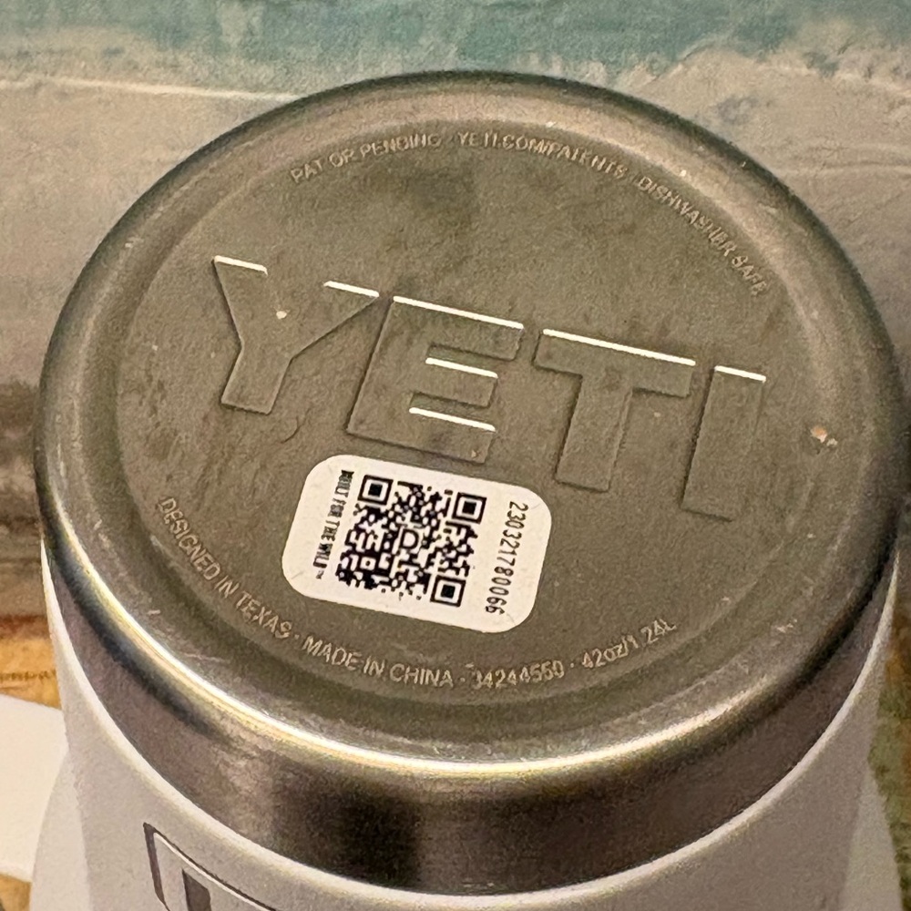White YETI Rambler 35 oz - Picture 4 of 4